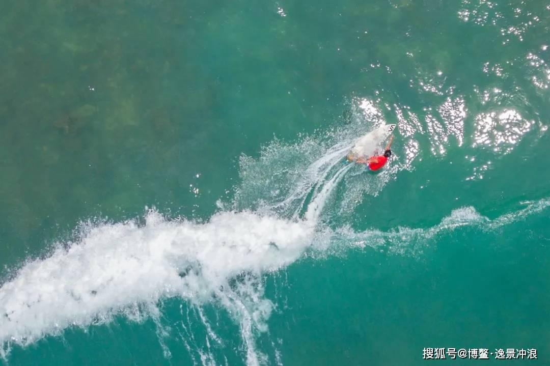 她是爱丽丝梦游仙境的原型，一个忧郁的小女孩，被作者拍了7年