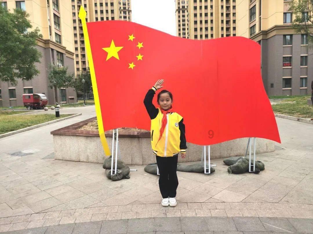 蒋勤勤近照爆出,短款羽绒服休闲有气质,状态看起来非常不错