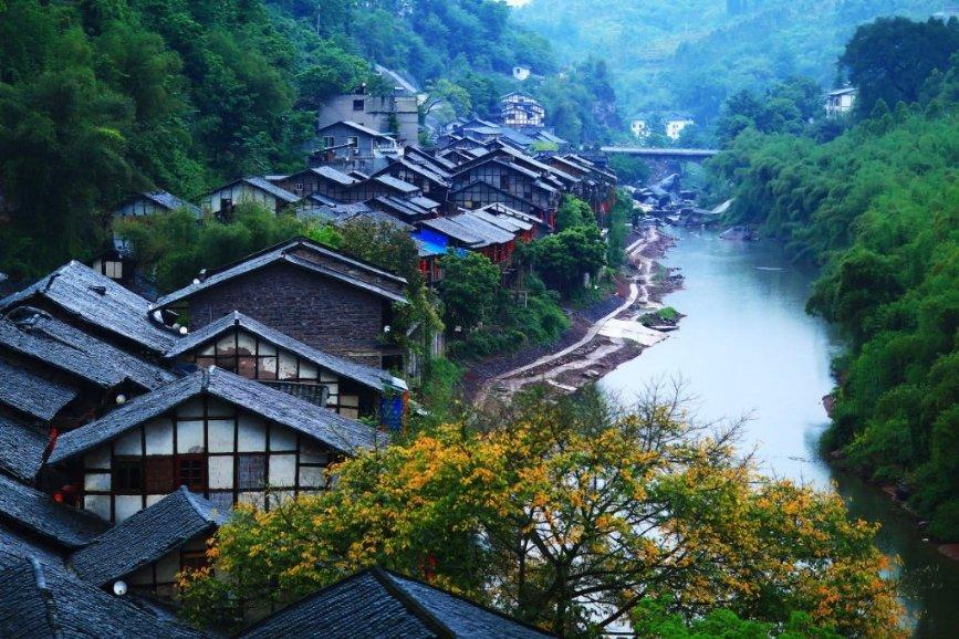 宋慧乔机场生图惊艳网友，42岁状态如少女，长红27年的秘诀揭秘